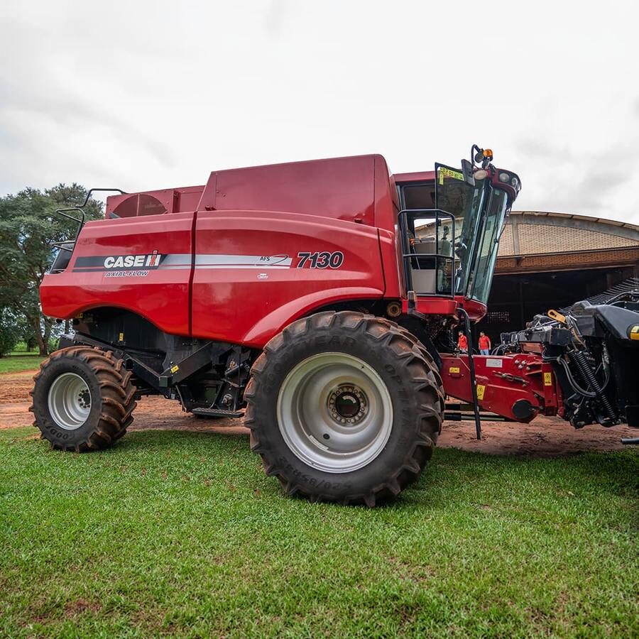 Cosechadora Case IH Axial Flow 7130 dual 4x2 con Cabezal Draper MacDon FD75 35 CASE DL con ruedas 2014 — foto 3 de 5