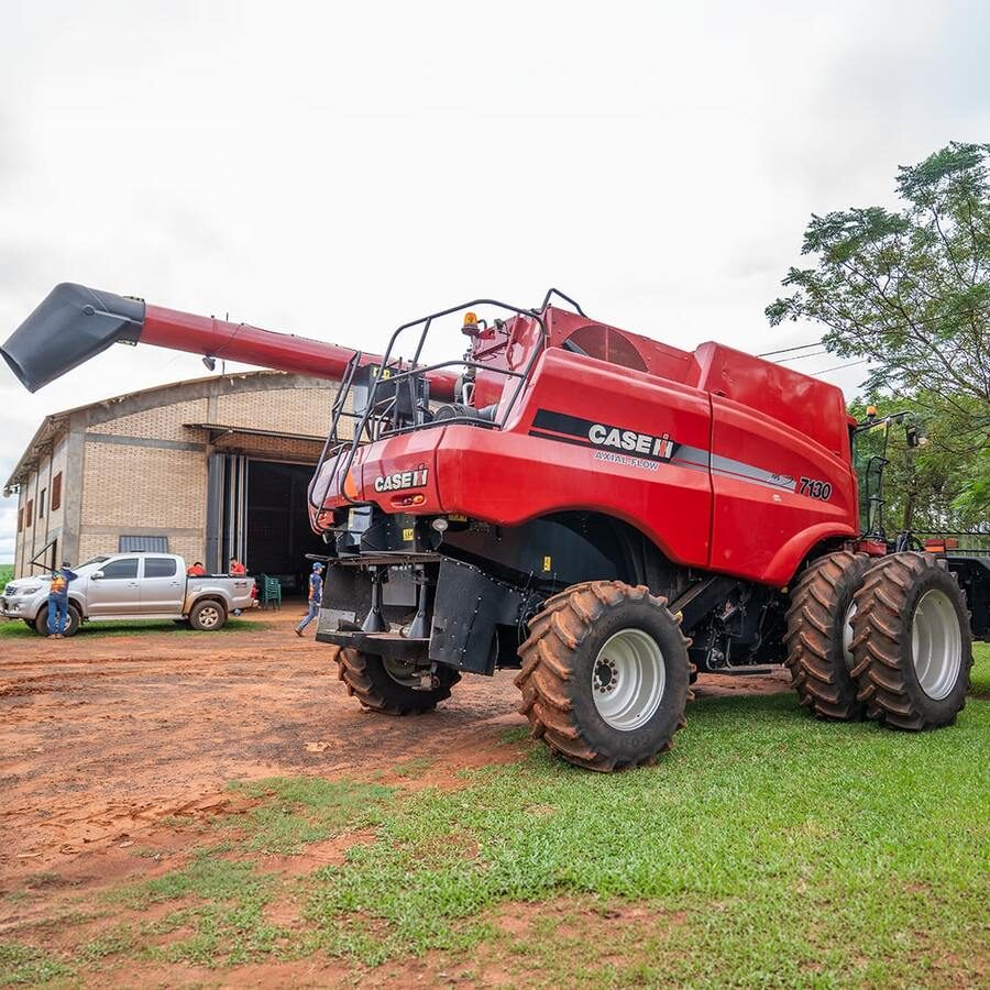 Cosechadora Case IH Axial Flow 7130 dual 4x2 con Cabezal Draper MacDon FD75 35 CASE DL con ruedas 2014 — foto 4 de 5